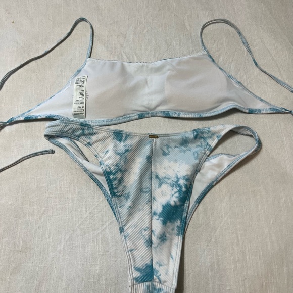 Hollister white and blue bikini. Size large bottoms and medium top - Picture 4 of 4